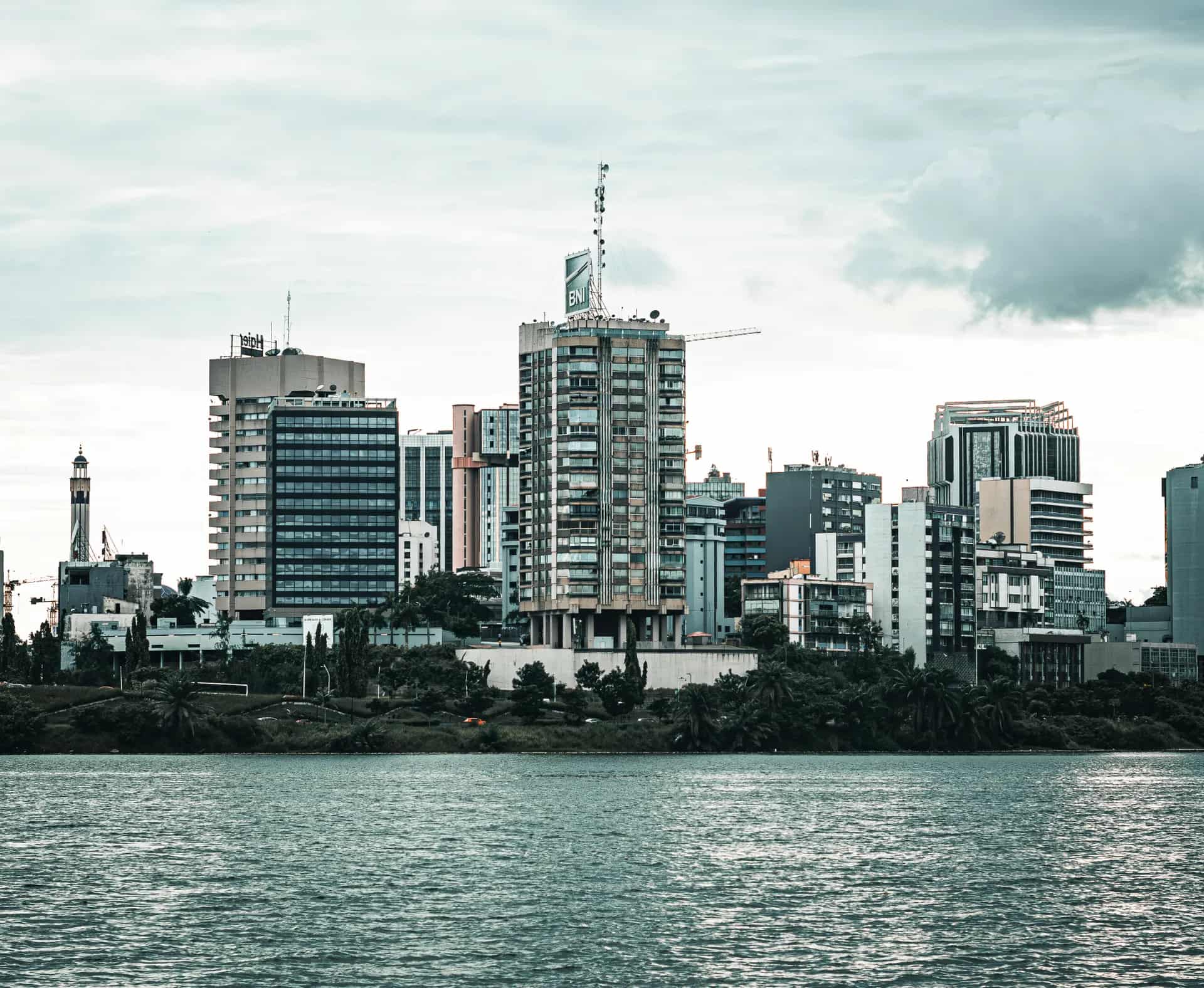 La ligne des immeubles d'Abidjan, le long de la lagune