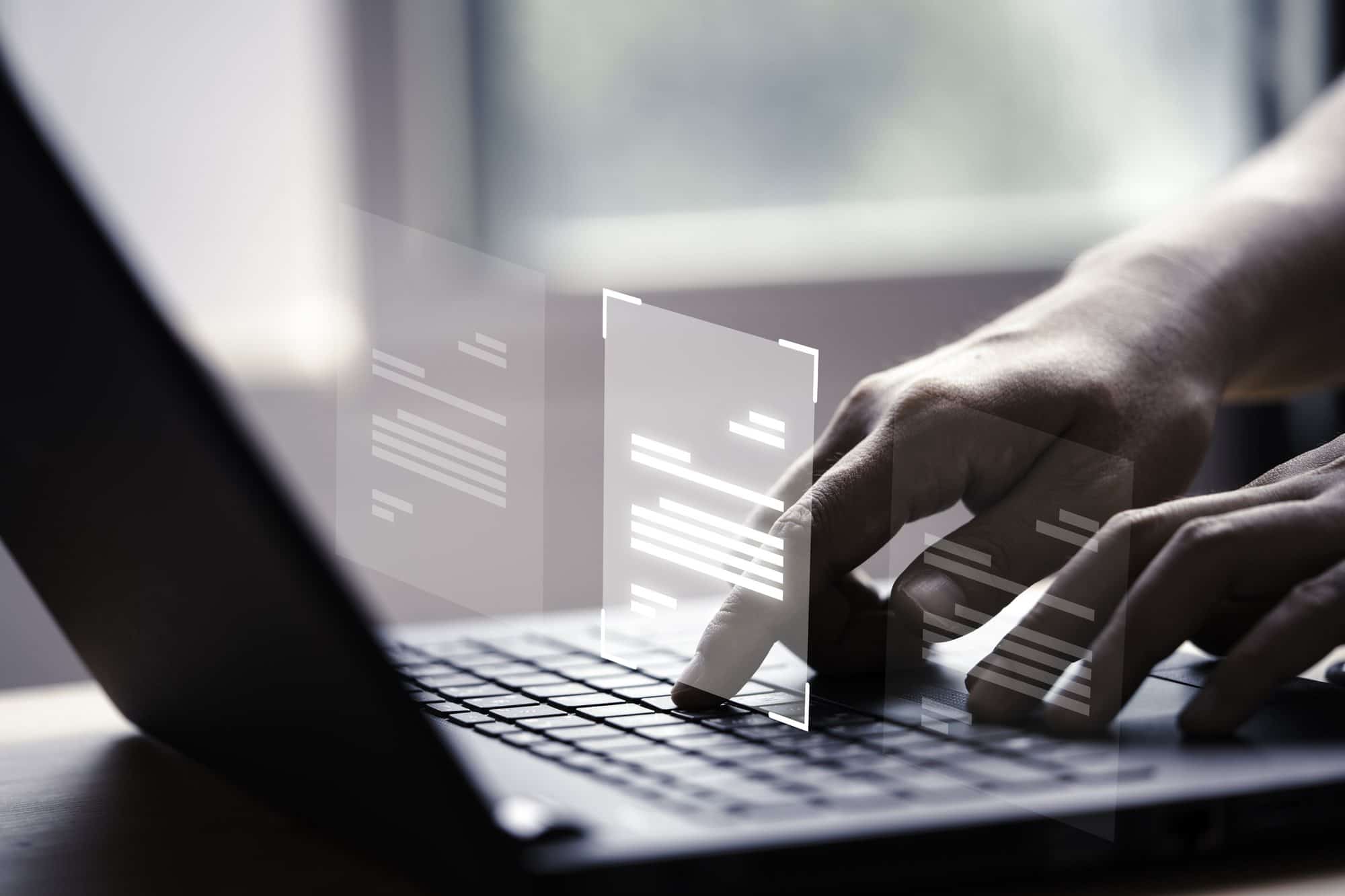 Une main tapant sur un clavier d'ordinateur portable, avec une interface de document en surimpression